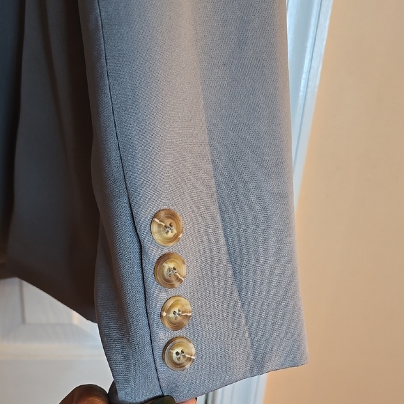 Sophisticated Women's Blazer in Light Gray - Picture 5 of 6